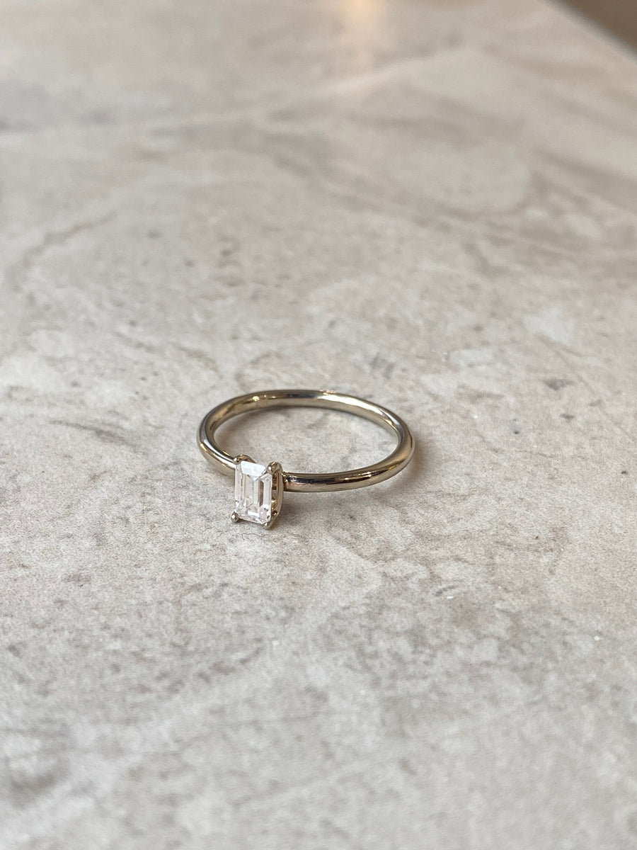 Smaragd Moissanite eljegyzési gyűrű